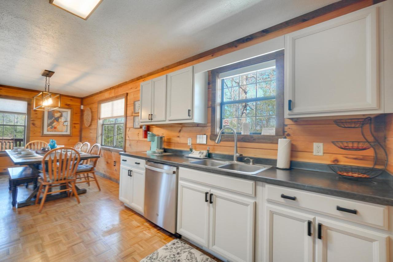 Central Sevierville Cabin With Hot Tub And Views! Exterior photo